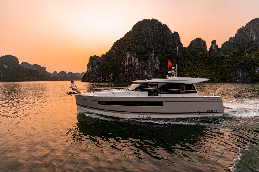 Tour ngắm hoàng hôn vịnh Hạ Long trên du thuyền cá nhân