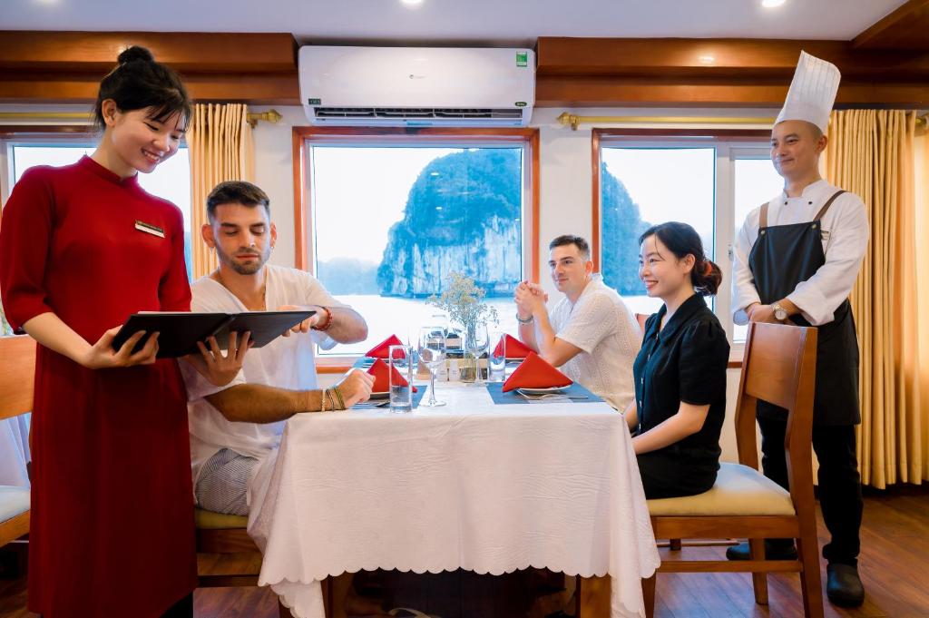 Tour du thuyền Hạ Long Crown Legend 2 ngày 1 đêm