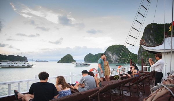 Tour ngủ đêm trên du thuyền Hạ Long Royal Palace 2 ngày 1 đêm